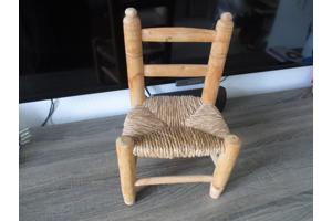 Porseleinen Poppen met Stoeltjes.