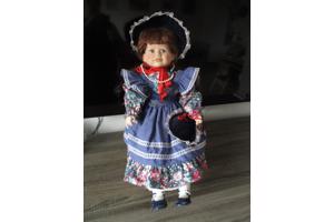 Porseleinen Poppen met Stoeltjes.