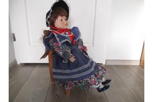 Porseleinen Poppen met Stoeltjes.