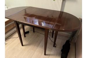 Praktische inklapbare houten tafel