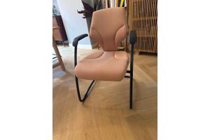 5 GRATIS roze eetkamer en/of kantoor stoelen. Set bestaat uit twee stijlen stoelen.  2 stoelen stijl eerste twee fotos (gestreept design)  3 stoelen stijl laatste twee fotos  Zitten erg comfertabel   ALS SET OPHALEN!