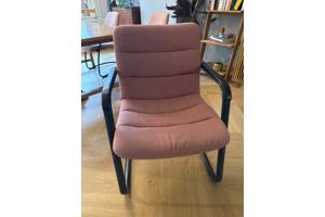 5 GRATIS roze eetkamer en/of kantoor stoelen. Set bestaat uit twee stijlen stoelen.  2 stoelen stijl eerste twee fotos (gestreept design)  3 stoelen stijl laatste twee fotos  Zitten erg comfertabel   ALS SET OPHALEN!