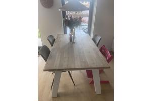 Eettafel en 4 eettafel stoelen