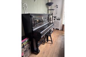 Piano met kandelaars