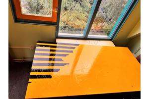 Stevige tafel met sfeervol tafelblad