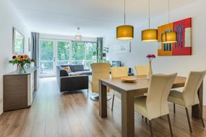 Eettafel met stoelen