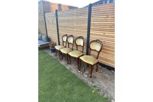 Antieke eettafel met vier stoelen