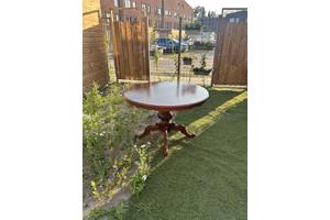 Antieke eettafel met vier stoelen
