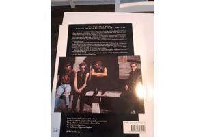 U2 cd, dvd's een tijdschrift en een kopje