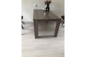 Rechthoekige houten eetkamertafel
