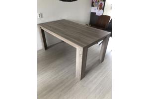 Rechthoekige houten eetkamertafel