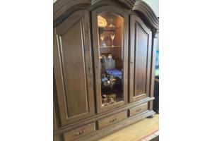 Mooie vitrinekast met verlichting