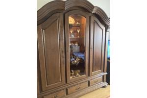 Mooie vitrinekast met verlichting