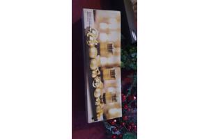 Diverse kerstspullen en kerstversieringen en kerstboom.