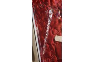 Diverse kerstspullen en kerstversieringen en kerstboom.