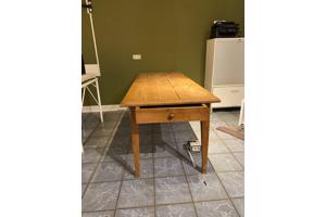 Houten tafel met la