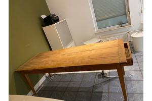 Houten tafel met la