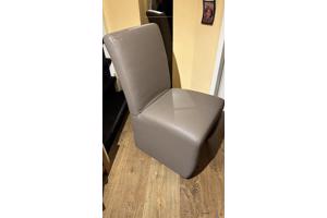 6 maal stoel op wieltjes, zitten nog steeds goed, maar lichte beschadigingen in het sky nep Leer