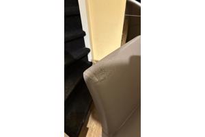 6 maal stoel op wieltjes, zitten nog steeds goed, maar lichte beschadigingen in het sky nep Leer