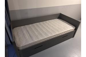 Eenpersoons bed 90x200 blauw/grijs incl. matras