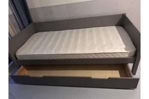 Eenpersoons bed 90x200 blauw/grijs incl. matras