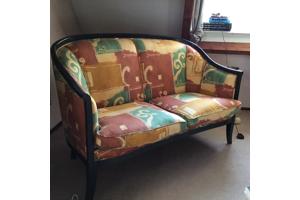 Bankje als nieuw en glazen tvtafel