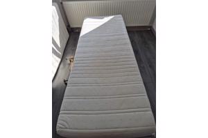 Bed 2x eenpersoons lattenbodem Auping + matrassen