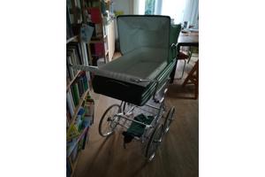 Ouderwetse groene kinderwagen
