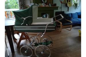 Ouderwetse groene kinderwagen
