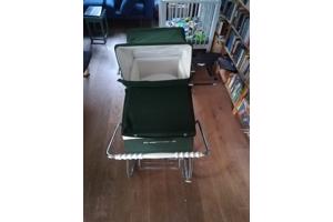 Ouderwetse groene kinderwagen
