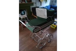 Ouderwetse groene kinderwagen