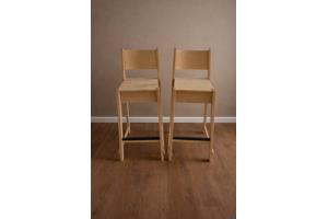 2 Barkrukken en tafel berkenhout