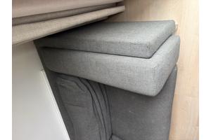 Grijze bank met chaise longue