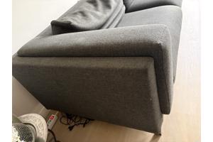 Grijze bank met chaise longue