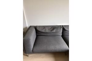 Grijze bank met chaise longue