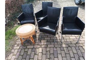 4 eetkamerstoelen, bijzettafeltje