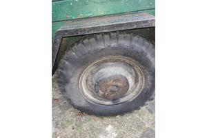 Oude boeren aanhanger met bladveren voorzien van dikke bande