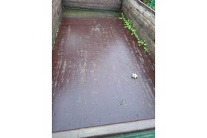 Oude boeren aanhanger met bladveren voorzien van dikke bande