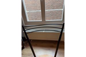 Vier retro stoelen, met lichte beschadigingen, gaan weg in verband met verhuizing