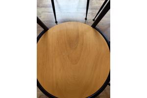 Vier retro stoelen, met lichte beschadigingen, gaan weg in verband met verhuizing