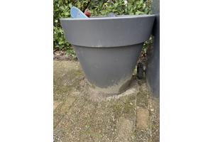 Grote grijze Elho pot met inhoud ( aarde en hydrokorrels
