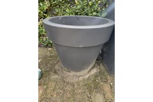 Grote grijze Elho pot met inhoud ( aarde en hydrokorrels