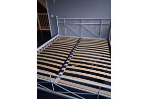 2-persoons bed met lattenbodems