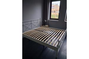 2-persoons bed met lattenbodems