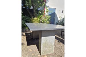 Natuurstenen tuintafel