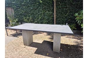 Natuurstenen tuintafel