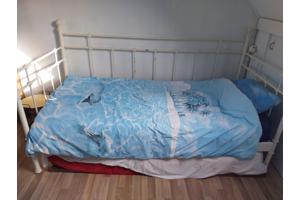 Eenpersoons bed, met extra lattenbodem en matras voor logee