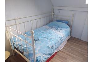 Eenpersoons bed, met extra lattenbodem en matras voor logee