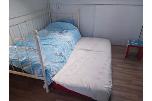 Eenpersoons bed, met extra lattenbodem en matras voor logee