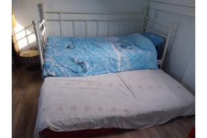 Eenpersoons bed, met extra lattenbodem en matras voor logee